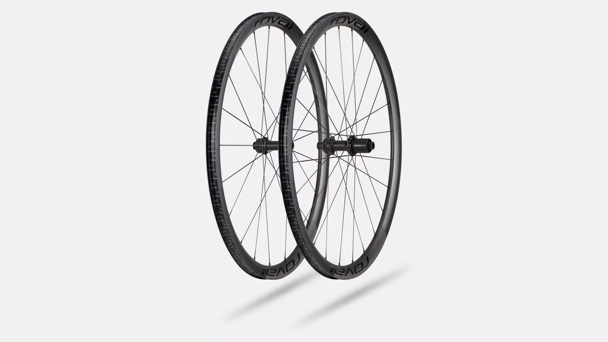 30022-540_WHL_ALPINIST-CLX-TUBELESS-SATIN-CARBON-GLOSS-BLK-700C_HERO-1.webp Paire de Roval Alpinist CLX II – Image 1