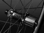 Roues de route en carbone Enve SES 3.4 blanches 39/43 mm, compatibles avec freins à disque et tubeless, 2024-2025 – Image 10